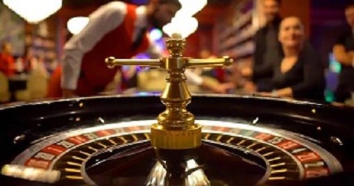 Antarmuka Boom City yang menampilkan berbagai meja roulette, blackjack, dan baccarat dengan odds real-time
